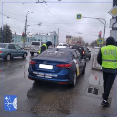  Такси заезжает «в слепую зону»